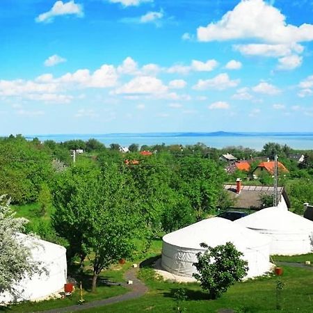 Jurta Hotel Balatongyoeroek Екстериор снимка