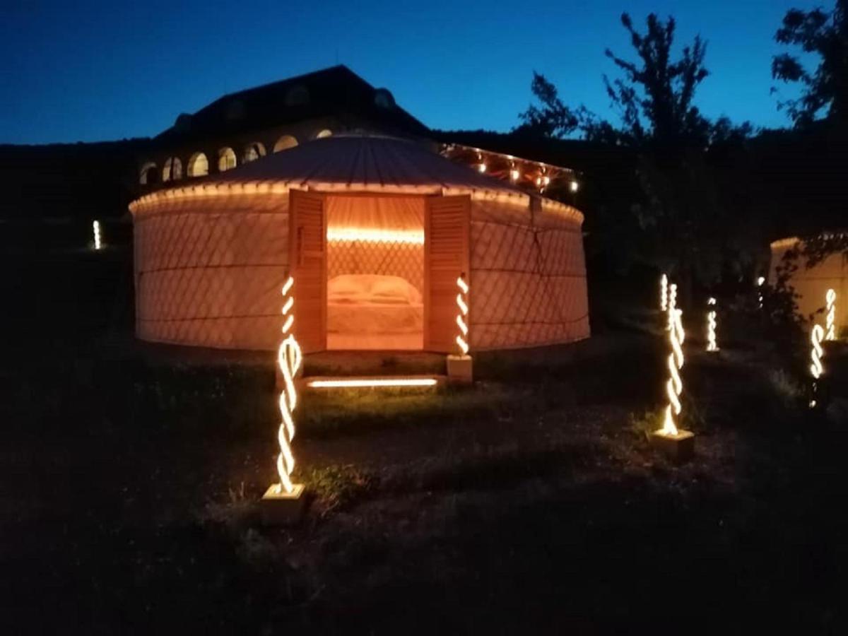 Jurta Hotel Balatongyoeroek Екстериор снимка
