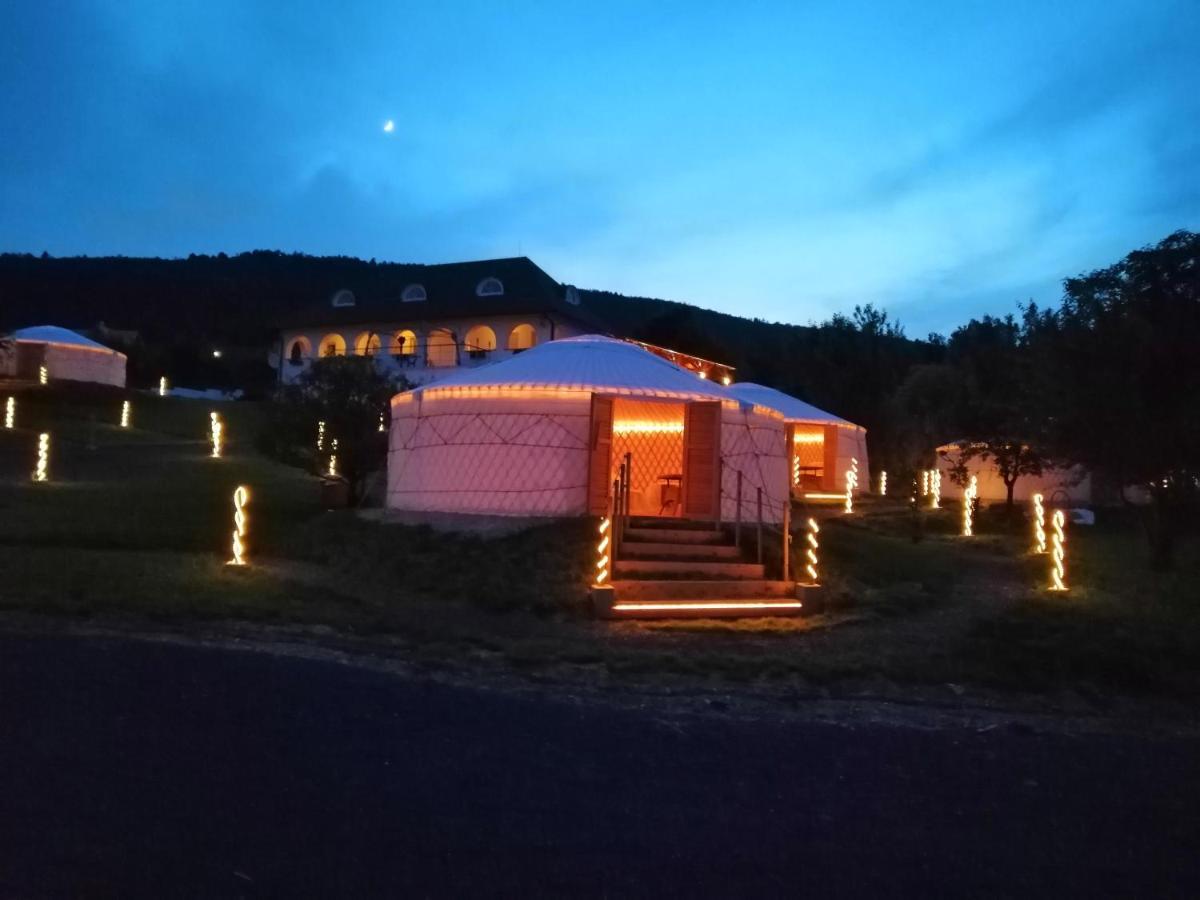 Jurta Hotel Balatongyoeroek Екстериор снимка