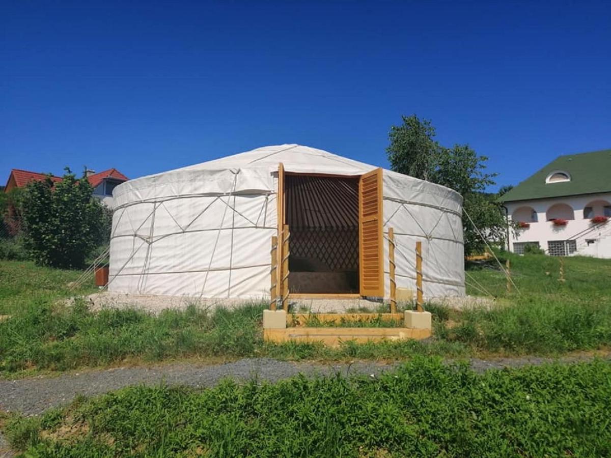 Jurta Hotel Balatongyoeroek Екстериор снимка