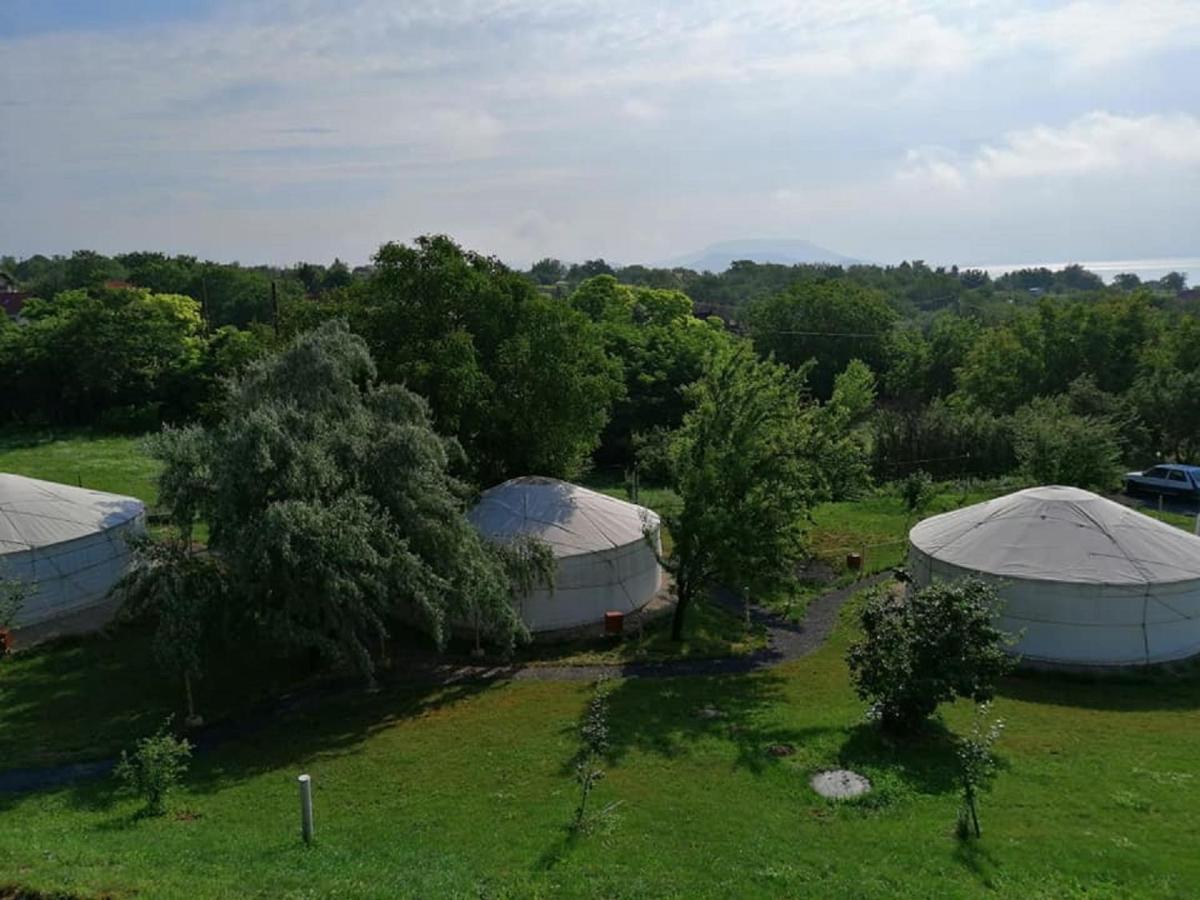 Jurta Hotel Balatongyoeroek Екстериор снимка