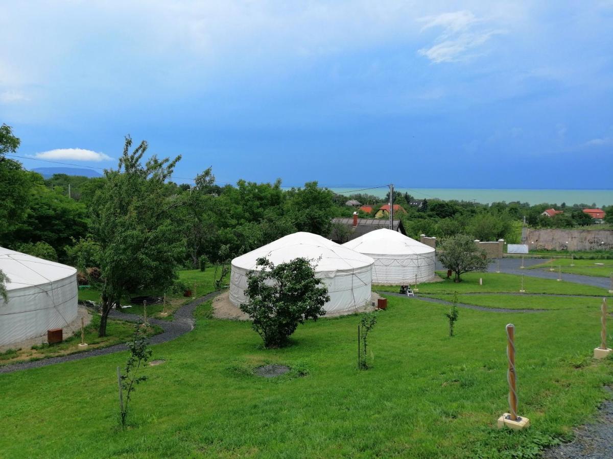 Jurta Hotel Balatongyoeroek Екстериор снимка