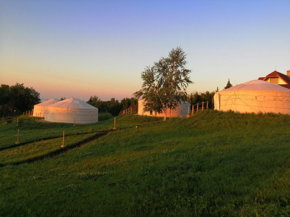 Jurta Hotel Balatongyoeroek Екстериор снимка
