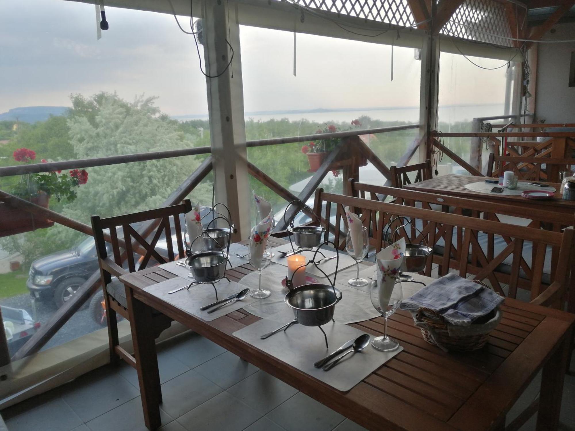 Jurta Hotel Balatongyoeroek Екстериор снимка