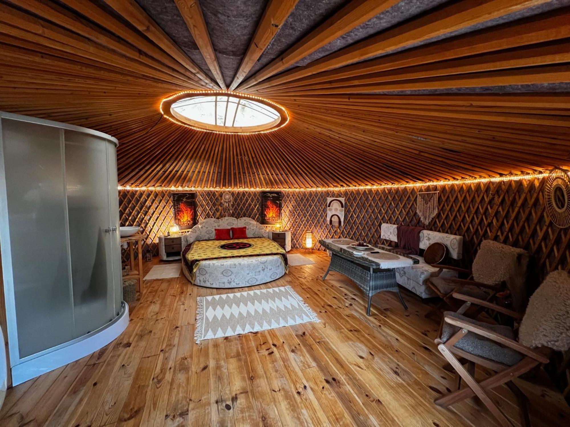 Jurta Hotel Balatongyoeroek Екстериор снимка