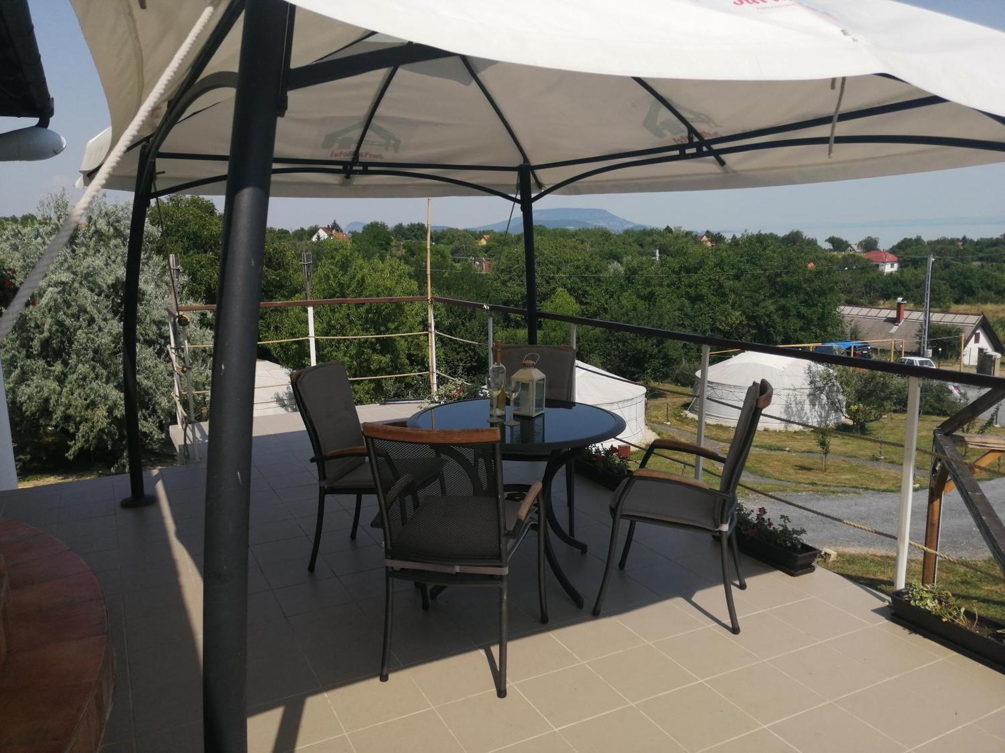 Jurta Hotel Balatongyoeroek Екстериор снимка