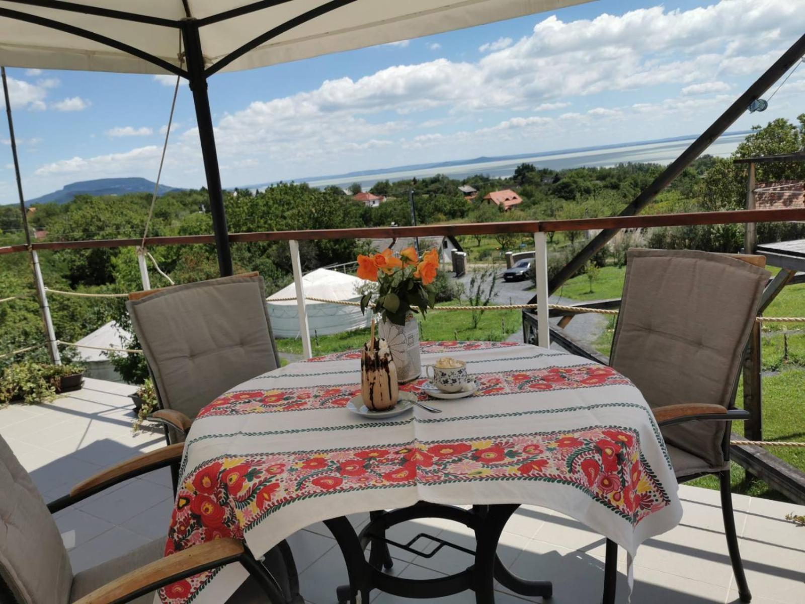 Jurta Hotel Balatongyoeroek Екстериор снимка