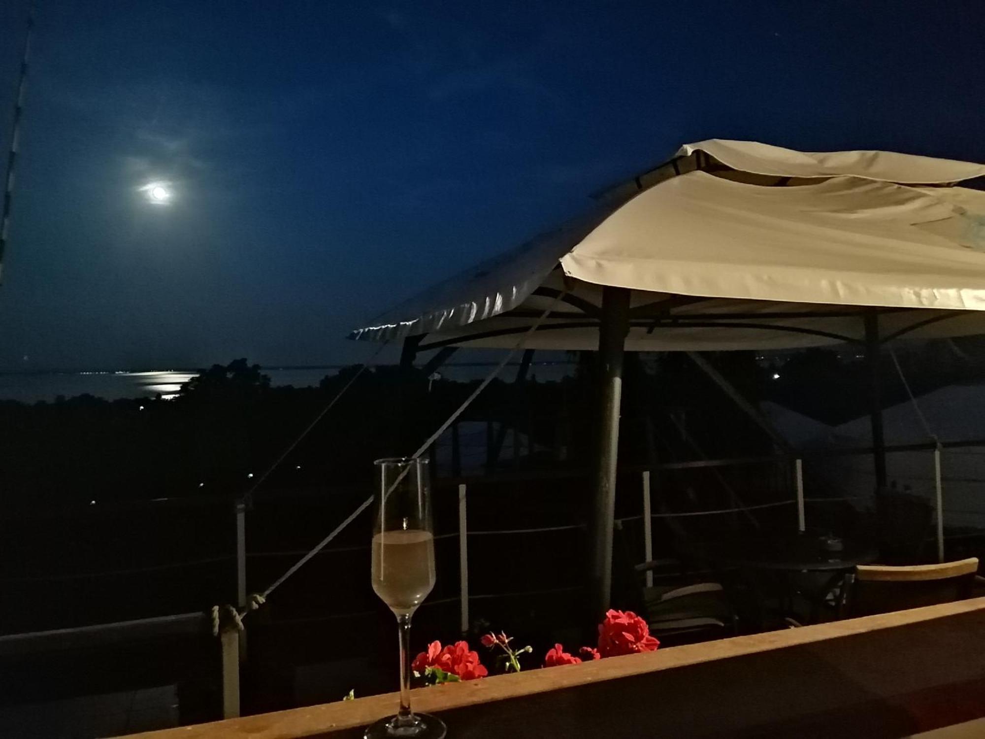 Jurta Hotel Balatongyoeroek Екстериор снимка