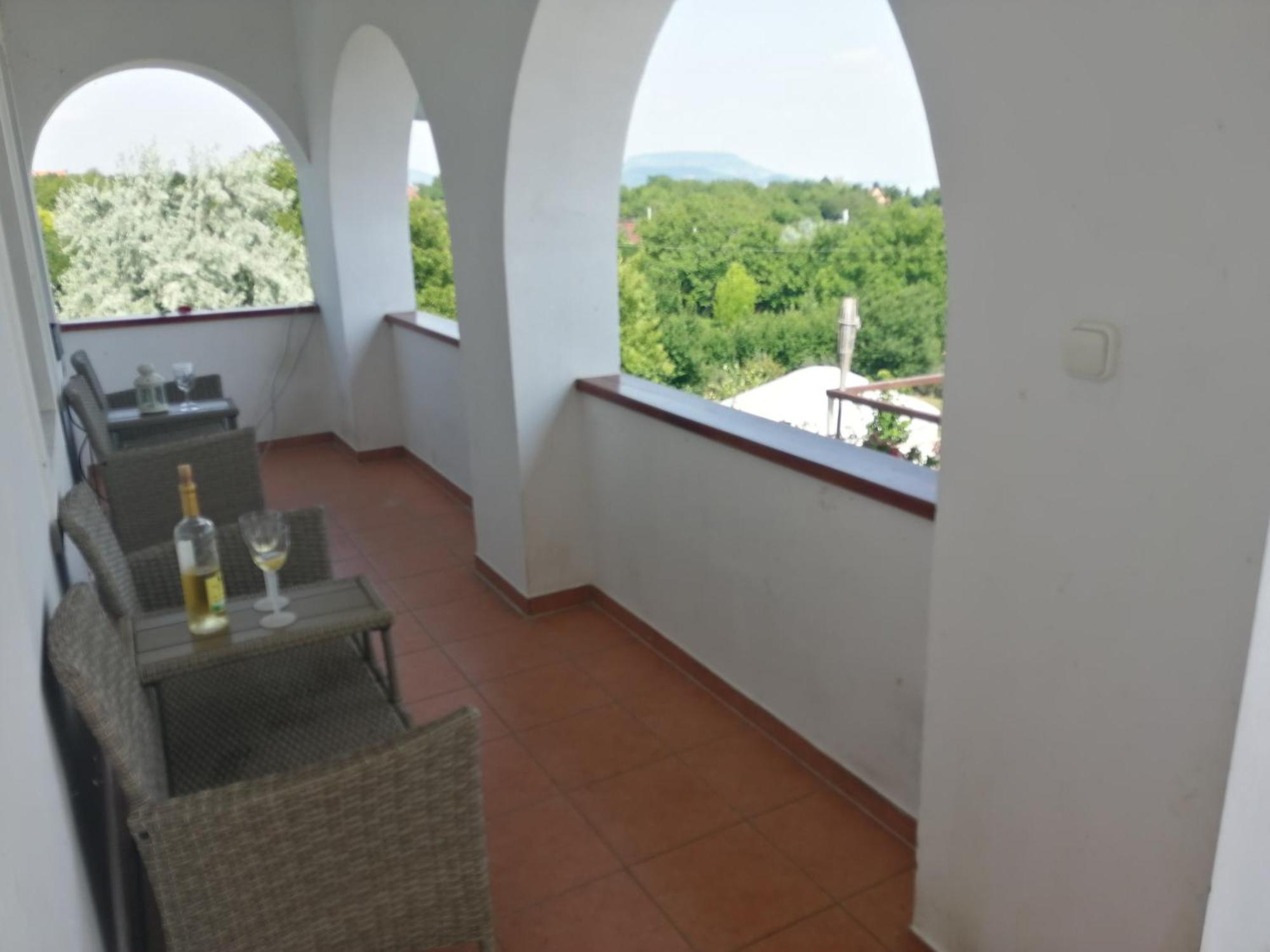 Jurta Hotel Balatongyoeroek Екстериор снимка