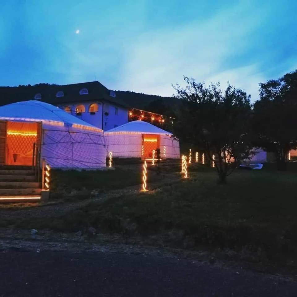Jurta Hotel Balatongyoeroek Екстериор снимка