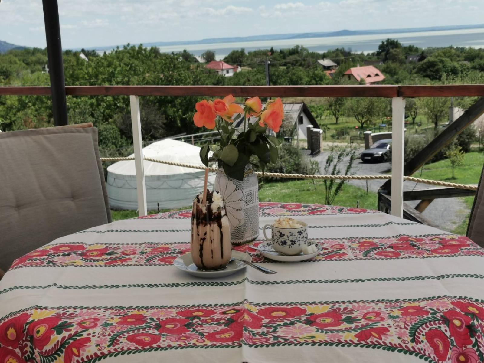 Jurta Hotel Balatongyoeroek Екстериор снимка