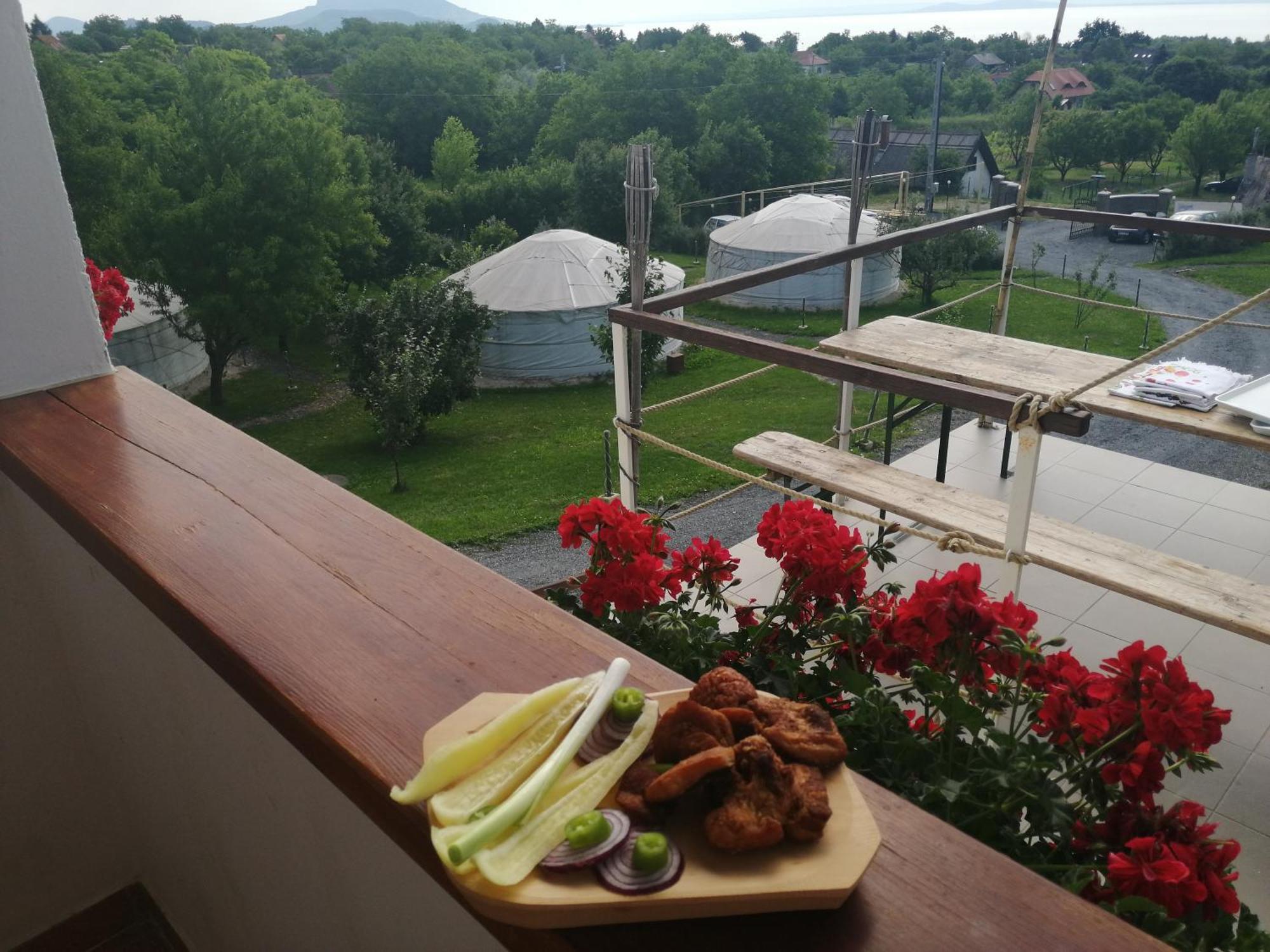 Jurta Hotel Balatongyoeroek Екстериор снимка