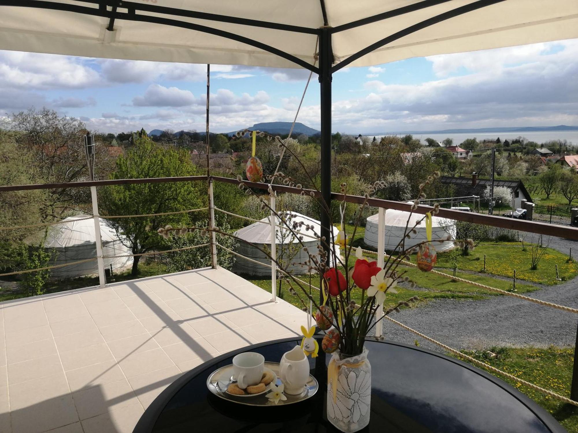 Jurta Hotel Balatongyoeroek Екстериор снимка