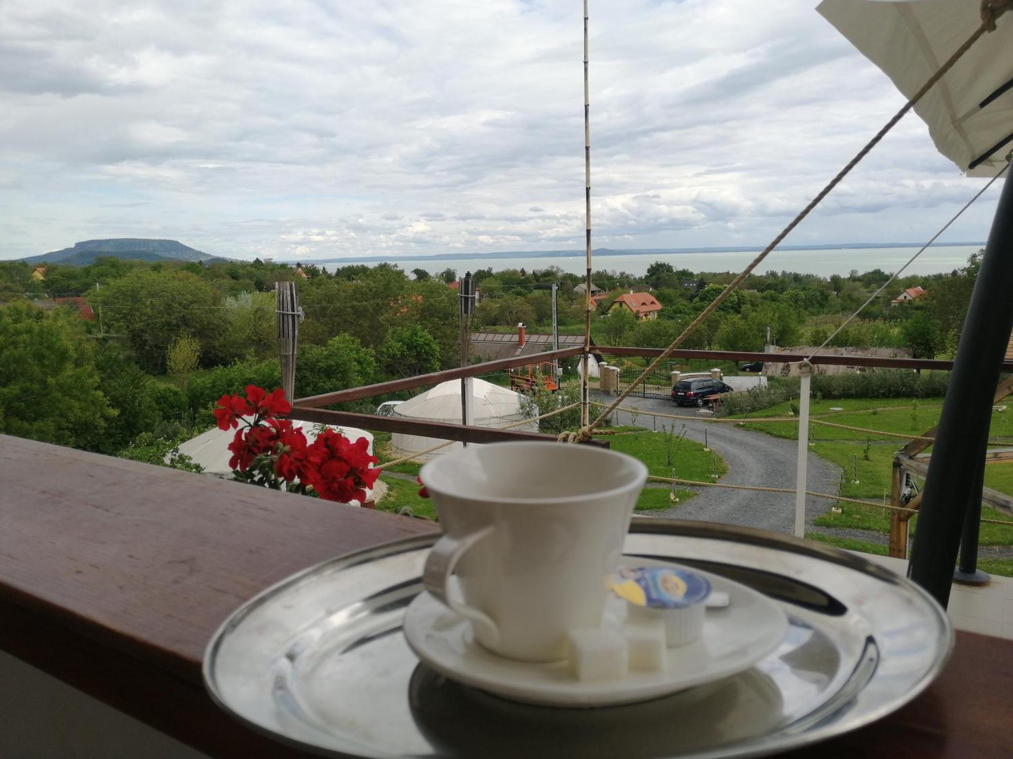 Jurta Hotel Balatongyoeroek Екстериор снимка