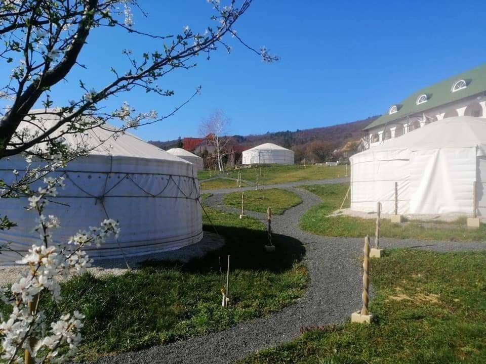 Jurta Hotel Balatongyoeroek Екстериор снимка