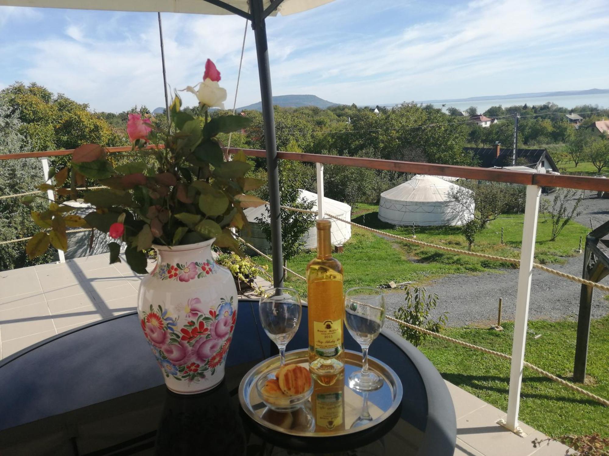 Jurta Hotel Balatongyoeroek Екстериор снимка