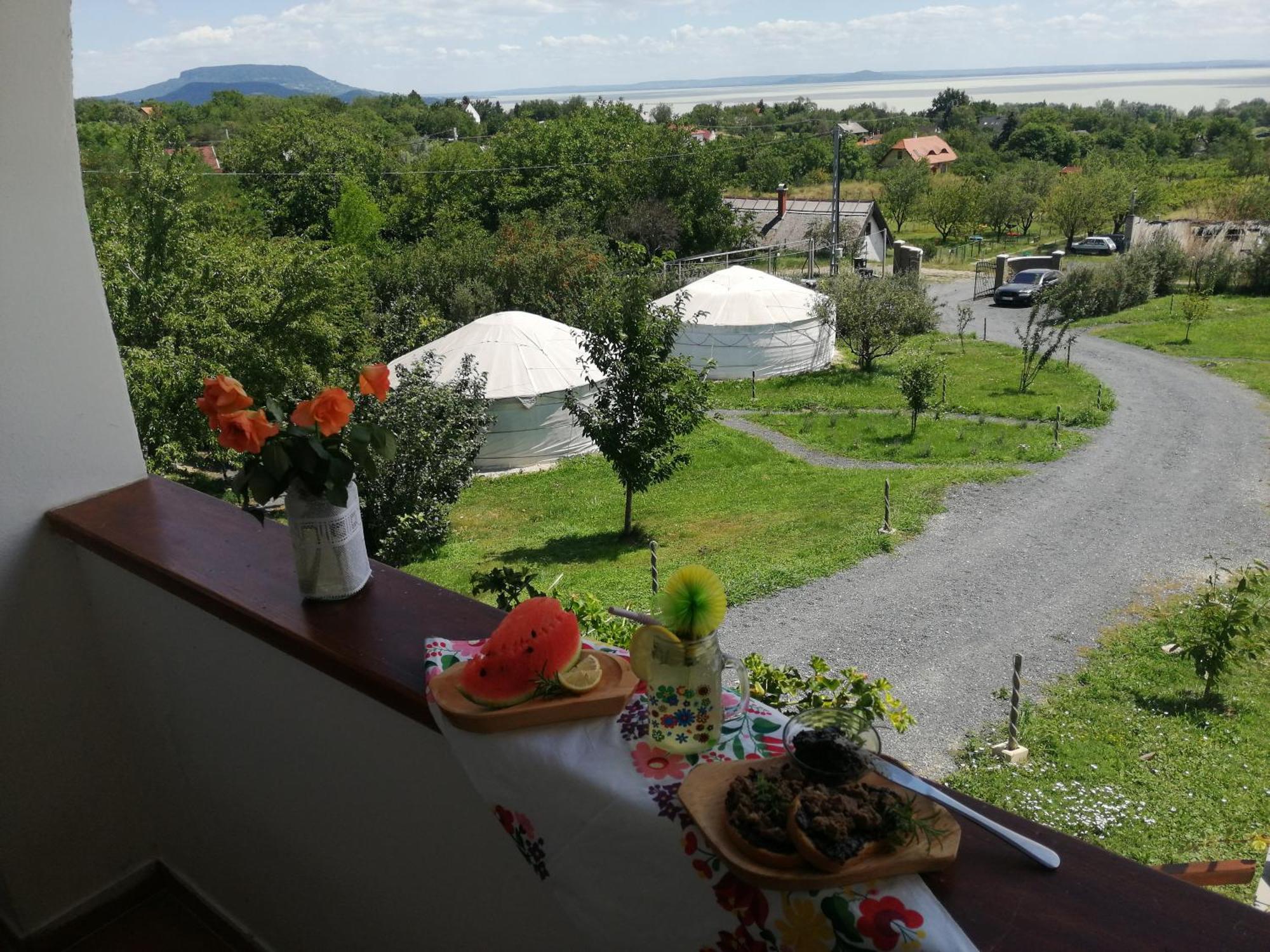 Jurta Hotel Balatongyoeroek Екстериор снимка