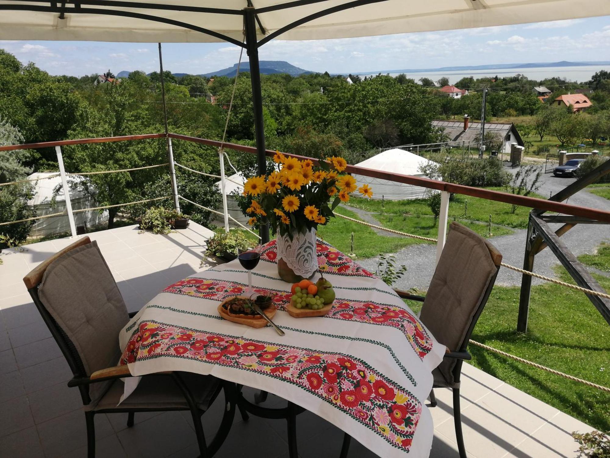 Jurta Hotel Balatongyoeroek Екстериор снимка