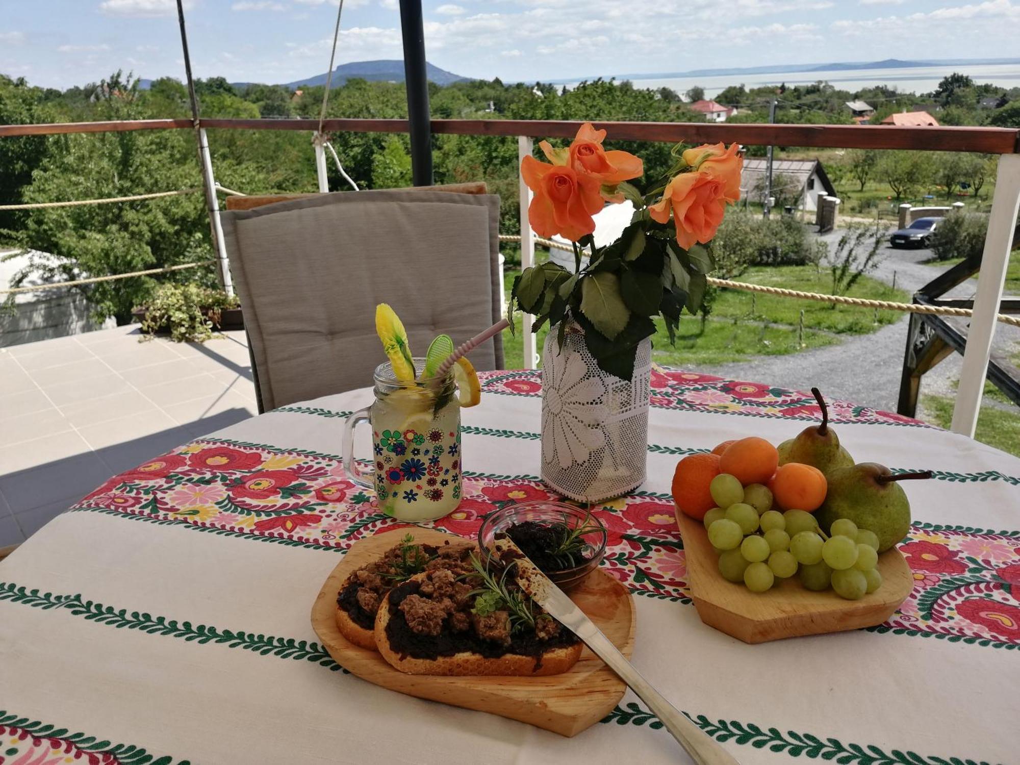 Jurta Hotel Balatongyoeroek Екстериор снимка