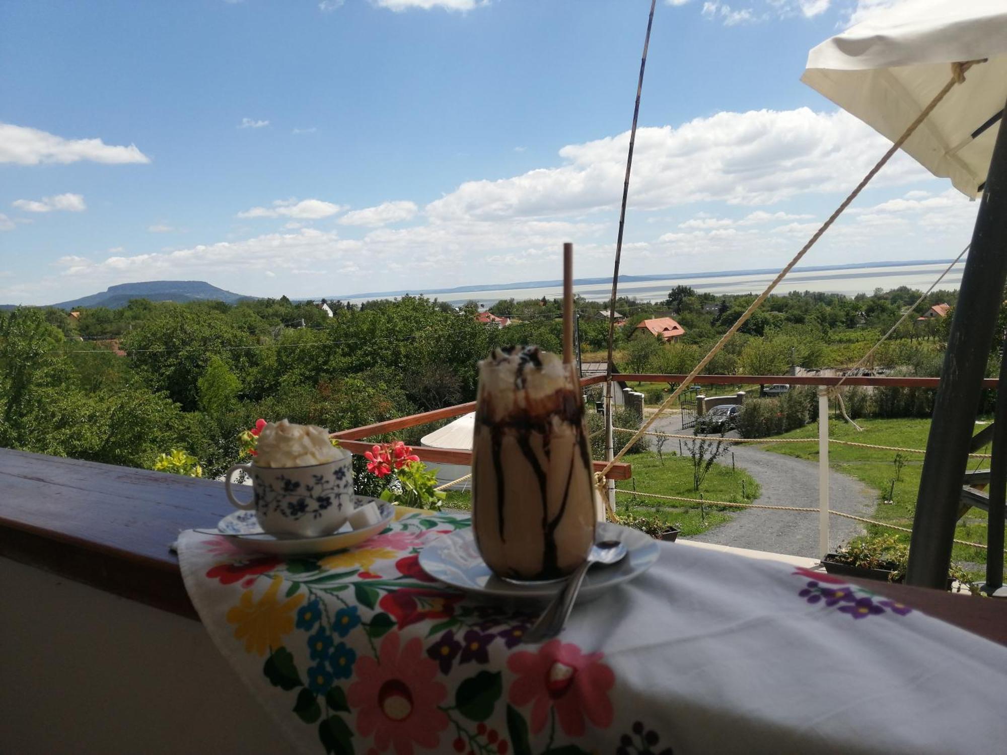 Jurta Hotel Balatongyoeroek Екстериор снимка