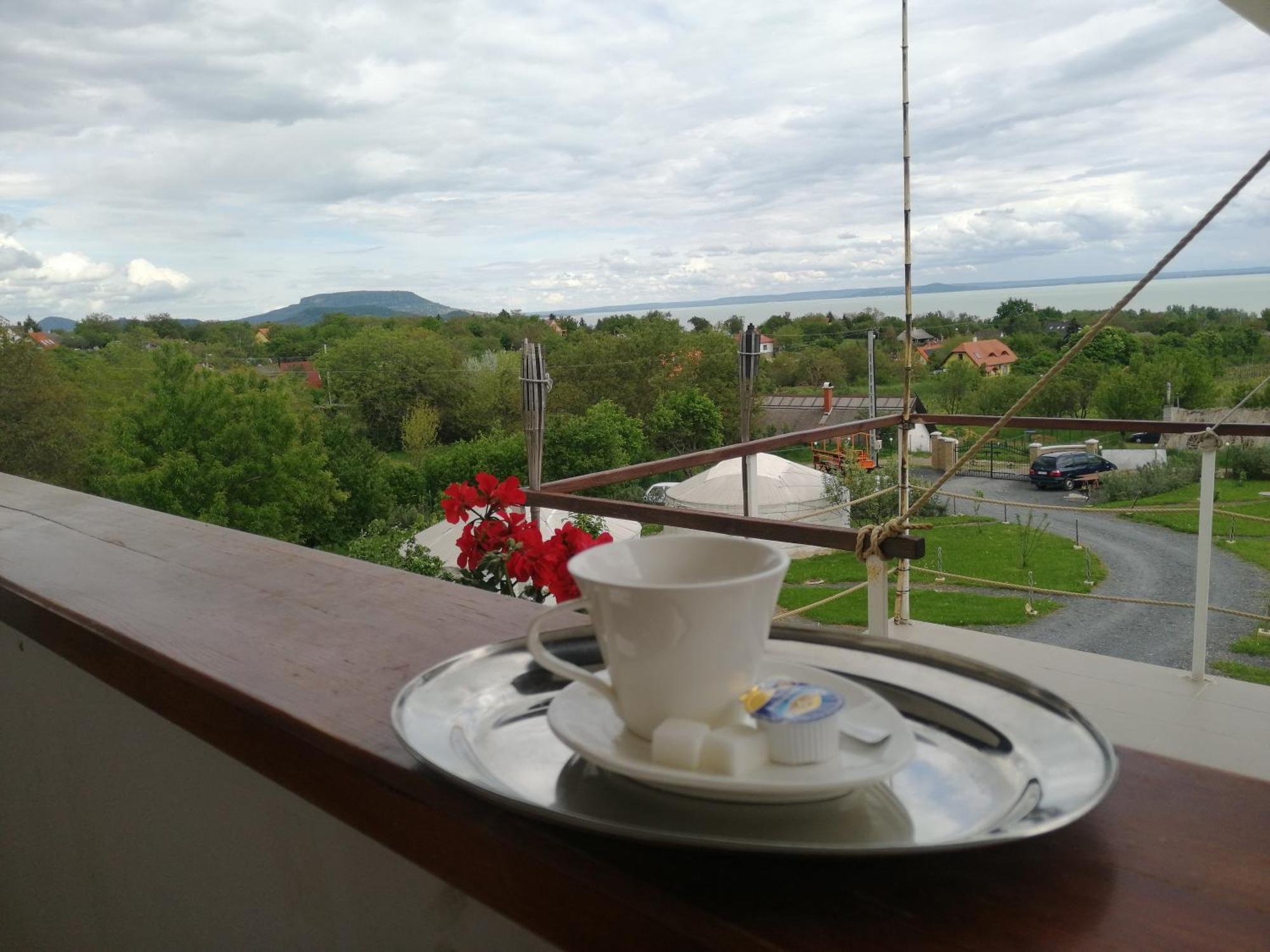 Jurta Hotel Balatongyoeroek Екстериор снимка