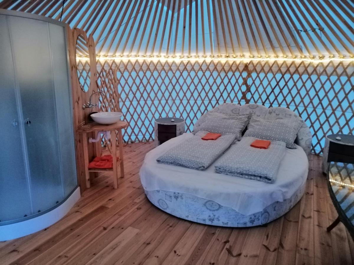 Jurta Hotel Balatongyoeroek Екстериор снимка