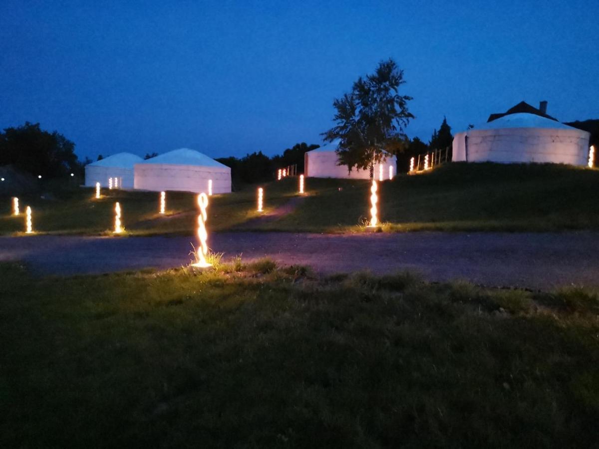 Jurta Hotel Balatongyoeroek Екстериор снимка